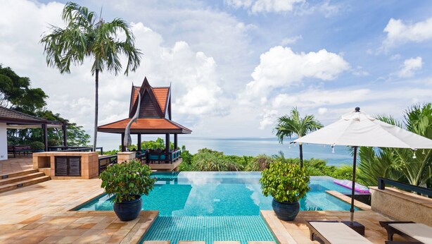A pool area with a view of the ocean, a gazebo, and lounge chairs. - Villa Baan Hen 5 Bedroom Kata Beach (Karon)