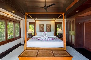 A four-poster bed with a swan design, two bedside lamps, and artwork on the wall. - Villa Baan Hen 5 Bedroom Kata Beach (Karon)