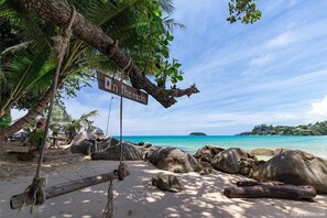 Beach - Villa Baan Hen 5 Bedroom Kata Beach (Karon)