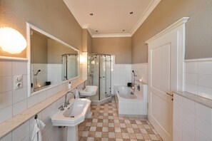 Exclusieve suite, 1 kingsize bed met slaapbank, niet-roken, keuken | Badkamer | Een aparte badkuip en douche, een diep bad, een haardroger, badjassen