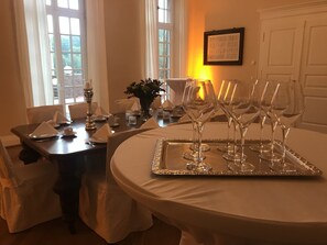 Tägliches Frühstücksbuffet gegen Gebühr