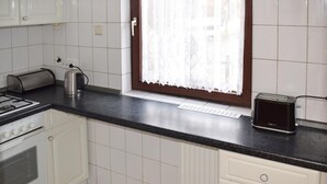 Cafetière/bouilloire, réfrigérateur, plaque de cuisson