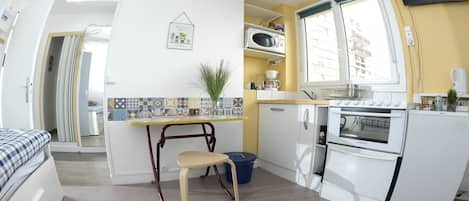 Réfrigérateur, micro-ondes, four, plaque de cuisson