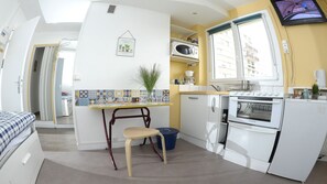 Réfrigérateur, four à micro-ondes, un four, surface de cuisson