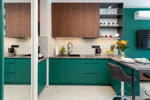 Fridge, microwave, stovetop, dishwasher