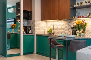 Fridge, microwave, stovetop, dishwasher