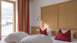 In-room safe, desk, laptop workspace, WiFi (free) - Hotel Garni Bacherhof (Sankt Anton am Arlberg)