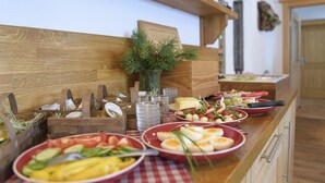 Free daily buffet breakfast - Hotel Garni Bacherhof (Sankt Anton am Arlberg)