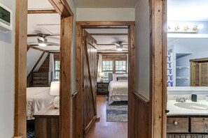 3 makuuhuonetta, silitysrauta/-lauta, ilmainen Wi-Fi, vuodevaatteet