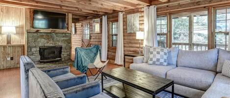 Una televisión, una chimenea