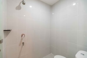 Shower, free toiletries, towels