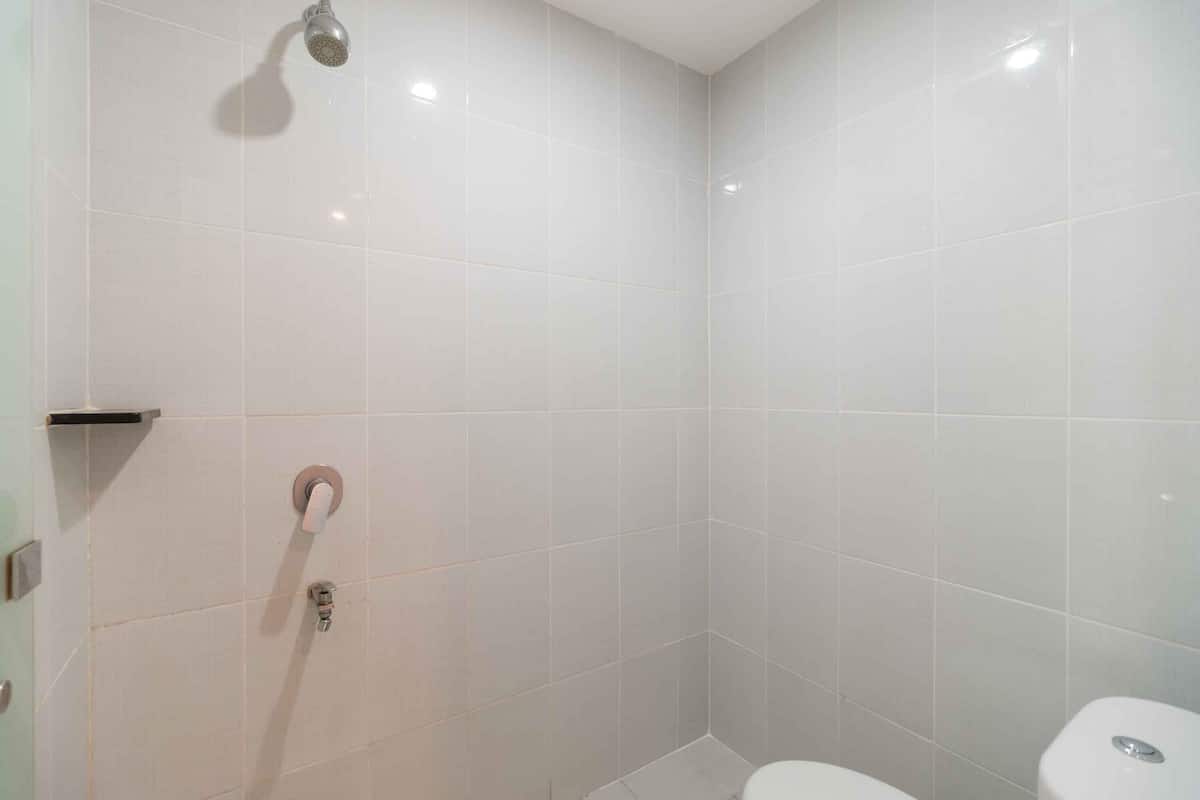 shower, free toiletries, towels