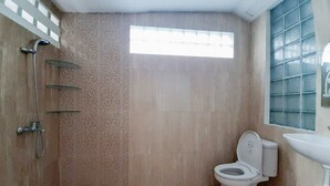 A bathroom with a shower, toilet, and sink. - KoolKost Syariah near Pondok Indah Mall (Jakarta)