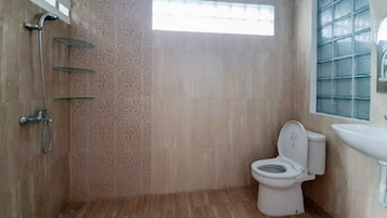 Shower, free toiletries, towels