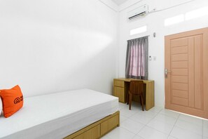 Standard Twin Room - KoolKost Syariah near Pondok Indah Mall (Jakarta)