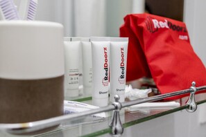 Regadera, amenidades de baño gratuitas, toallas