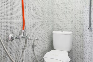 Ducha, artículos de higiene personal gratuitos y toallas