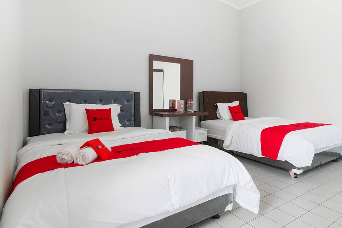 Twin Room (Reddoorz) | Free WiFi