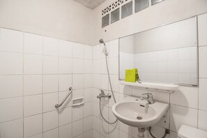 Dusche, kostenlose Toilettenartikel, Handtücher