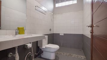 Shower, perlengkapan mandi gratis, dan handuk