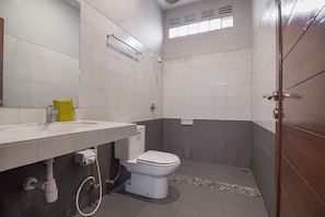 Douche, articles de toilette gratuits, serviettes fournies