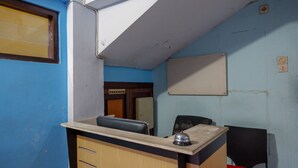 Habitació petita i senzilla amb escriptori, cadira i llit.