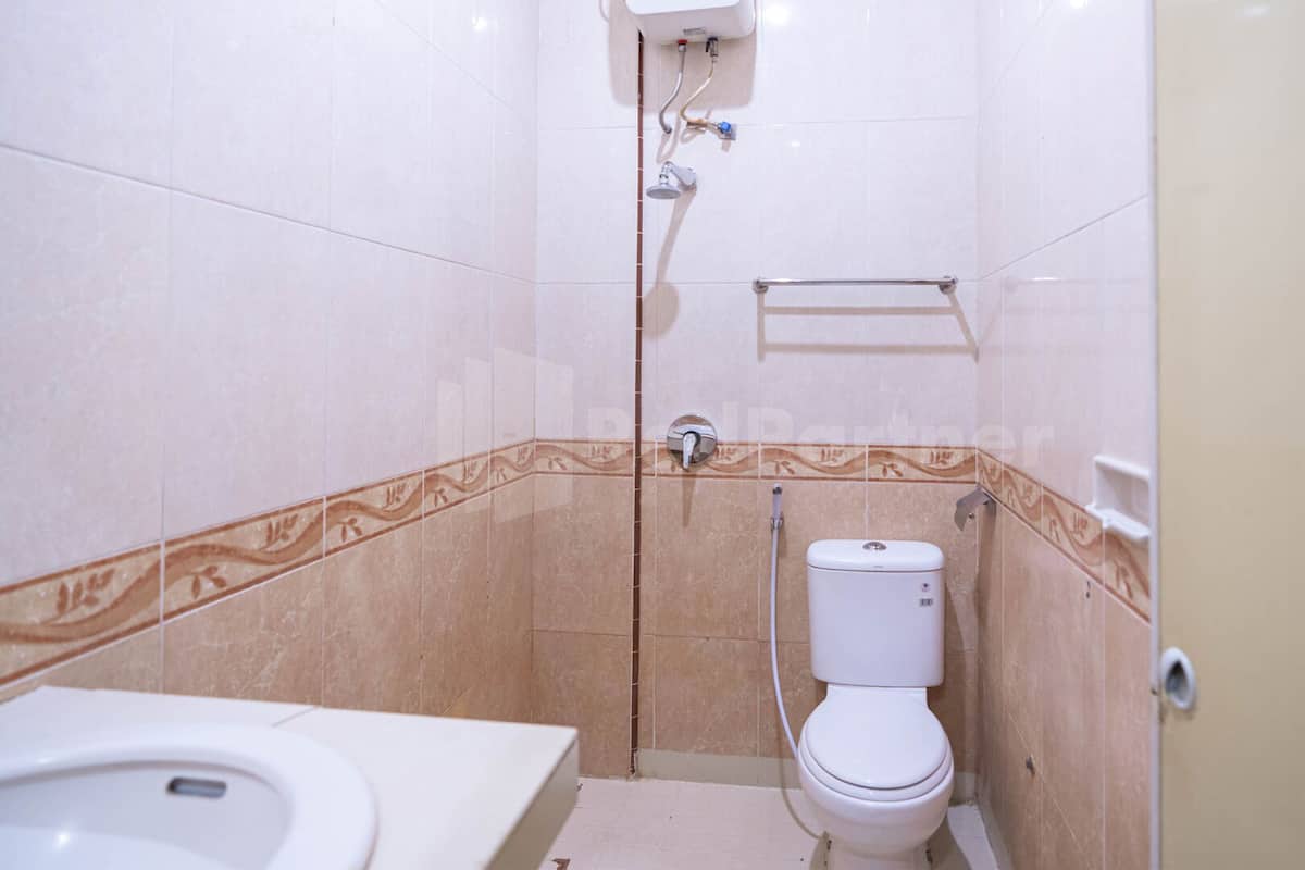 Shower, perlengkapan mandi gratis, dan handuk