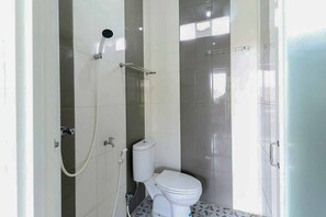 Shower, free toiletries, towels - Griya Mulya Batu RedPartner (Batu)