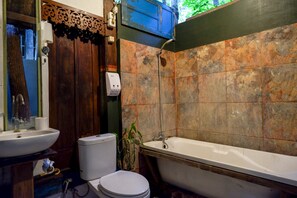 Shower, free toiletries, towels - Upala Java Huise (Bangunjiwo)