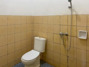 Tweepersoonskamer (Reddoorz) | Badkamer | Een douche, gratis toiletartikelen, handdoeken