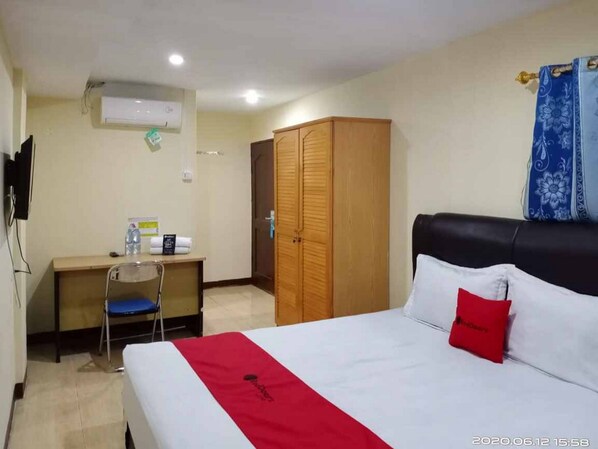 Double Room (Reddoorz) | Desk - RedDoorz @ Jalan Japaris Medan (Medan)