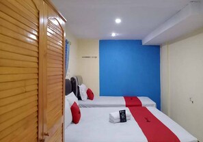 Family Room (Reddoorz) | Desk - RedDoorz @ Jalan Japaris Medan (Medan)