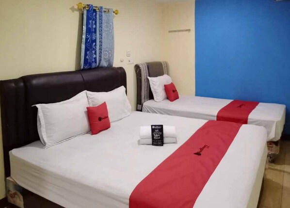 Family Room (Reddoorz) | Desk - RedDoorz @ Jalan Japaris Medan (Medan)