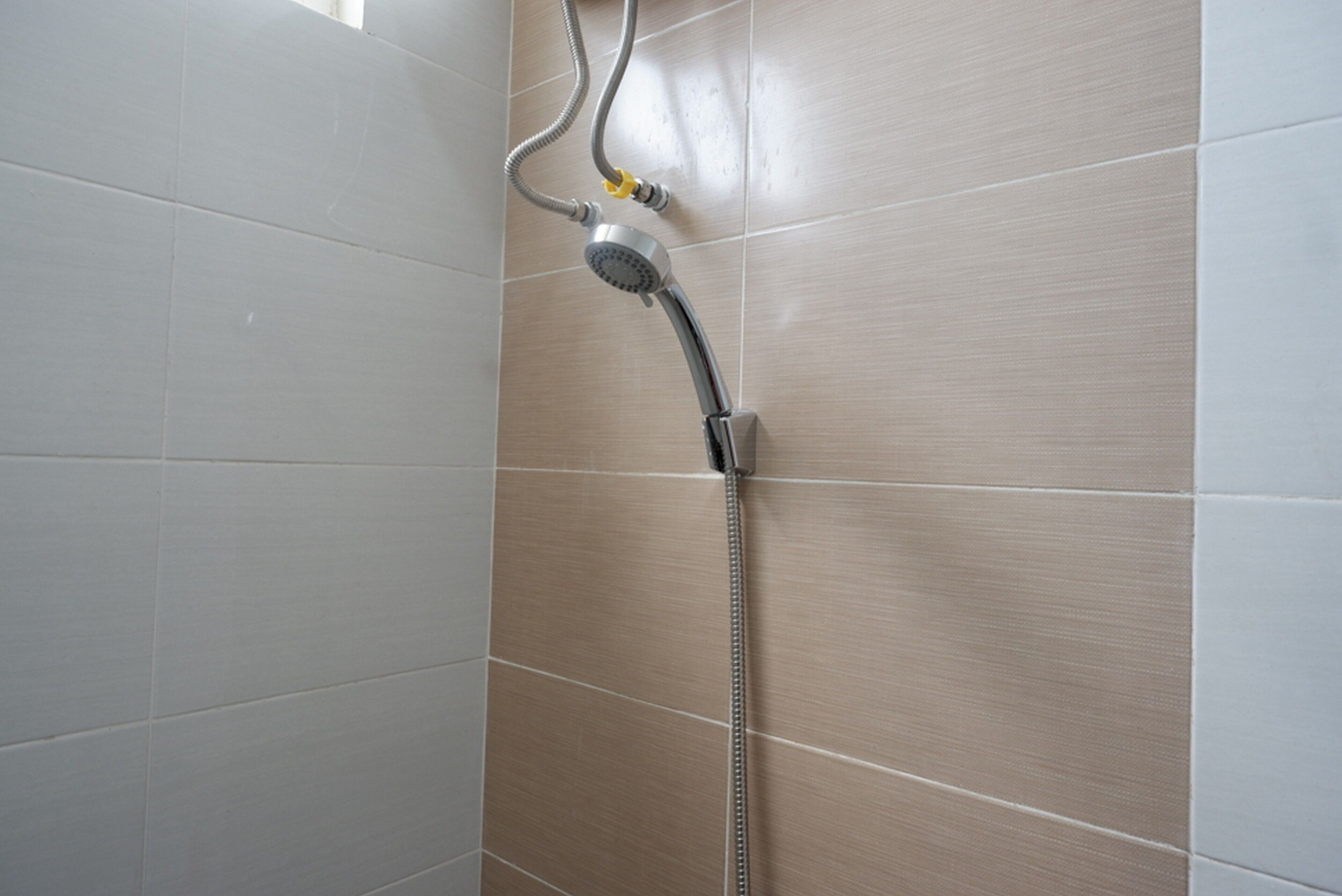 Shower, free toiletries, towels