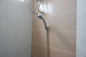 Dusch, gratis toalettartiklar och handdukar