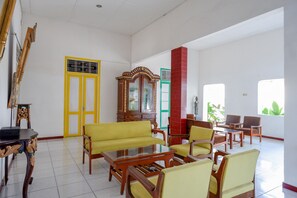 Lobby sitting area - Reddoorz @ Prawirotaman (Yogyakarta)