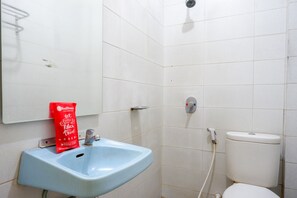Shower, free toiletries, towels - Reddoorz @ Prawirotaman (Yogyakarta)