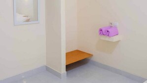 غرفة عادية (Reddoorz) | حمام | تجهيزات دش، مستلزمات مجانية للعناية الشخصية، مناشف