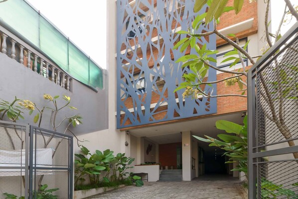 Front of property - RedDoorz Plus near Radio Dalam 3 (Jakarta)