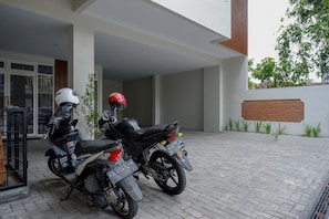 Parking - RedDoorz near Sleman City Hall 2 (Sleman)