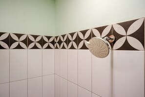 Twin Room (Reddoorz) | Bathroom shower - KoolKost @ Inep Kayu Jebres (Surakarta)