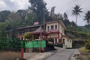 Vista frontal de la propiedad