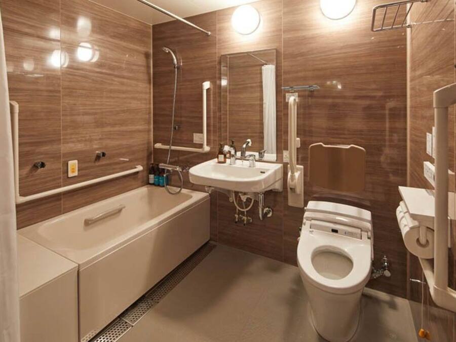 Un baño moderno con una bañera, un inodoro y un lavabo.