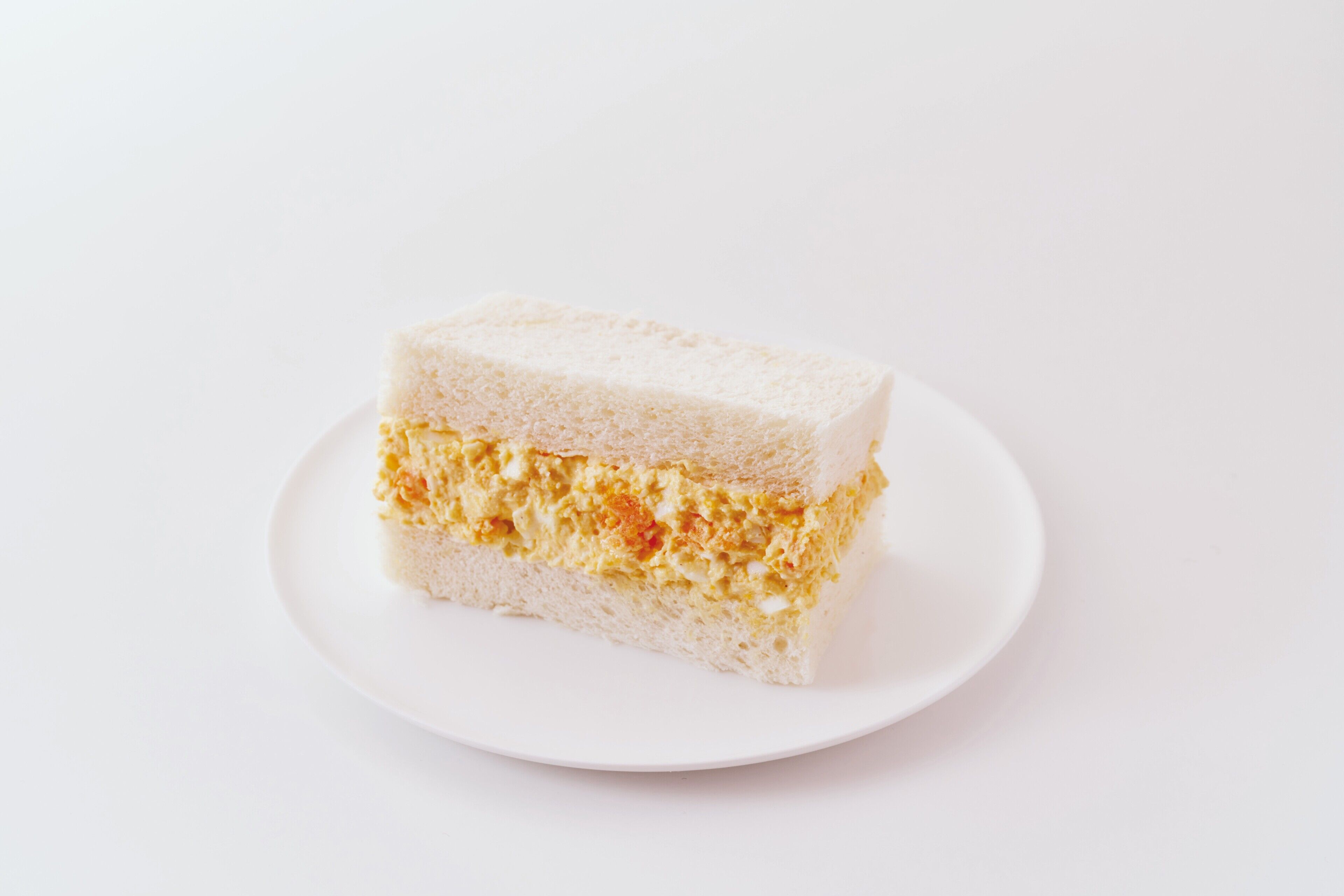 Une part de gâteau sur une assiette blanche.