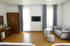 Quarto quádruplo executivo | Escrivaninha, quartos à prova de som