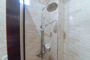 Doppelzimmer (Reddoorz) | Badezimmer | Dusche, kostenlose Toilettenartikel, Handtücher