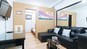 Double Room (Reddoorz) | Living area | TV