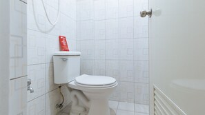Standaard kamer (Reddoorz) | Badkamer | Een douche, gratis toiletartikelen, handdoeken, zeep