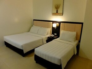 Family Room | Bed sheets - RedDoorz near Robinsons Dumaguete (Dumaguete)