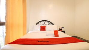 Habitación estándar (Reddoorz) | Ropa de cama